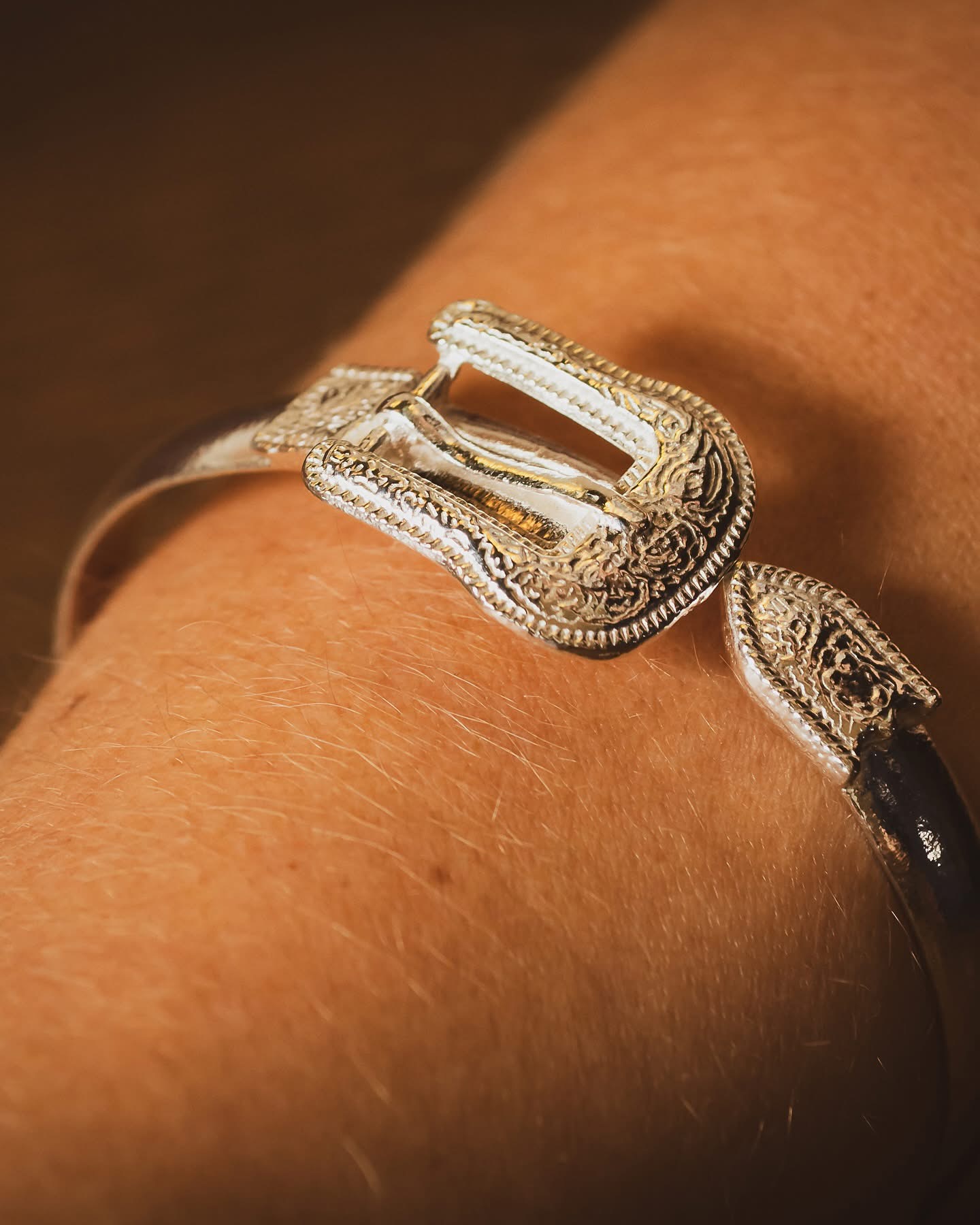 Western Edge Buckle Cuff-White Bronze