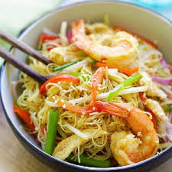 N04. Singapore stir fry Vermicelli noodles with crispy pork and prawns