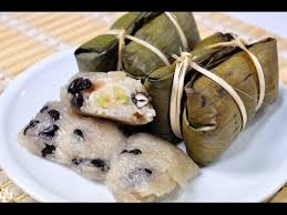 D12. Sweet sticky rice cakes with banana and black beans and icecream