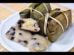 D12. Sweet sticky rice cakes with banana and black beans