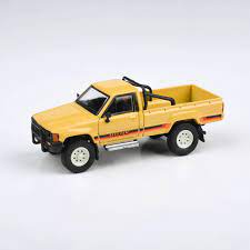 Para64 1:64 Toyota Hilux Single Cab Yellow  1984