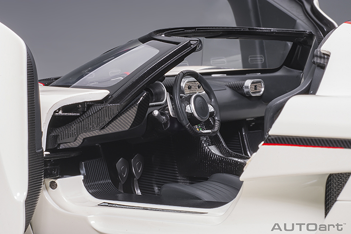 Autoart 1:18 Koenigsegg Regera (white/Black Carbon/Red Accents)
