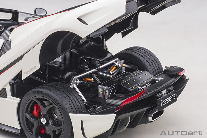 Autoart 1:18 Koenigsegg Regera (white/Black Carbon/Red Accents)