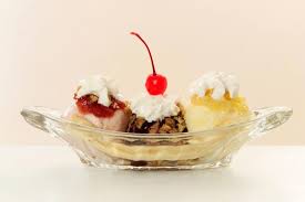 D02.Banana split with vanilla Ice Cream - sauce